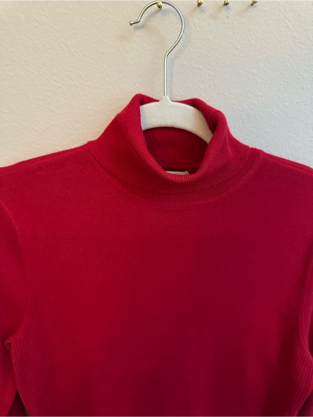 Chicos Red Turtleneck Long-Sleeve Women's Top with decorative ribbing, Size 1